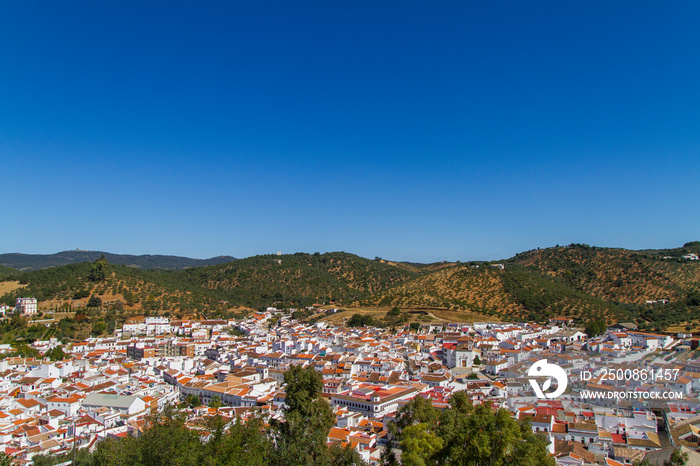 Panoramica, Paisaje o Vista del pueblo de Constantina, en Cazalla de la Sierra, Sevilla, Andalucia, España