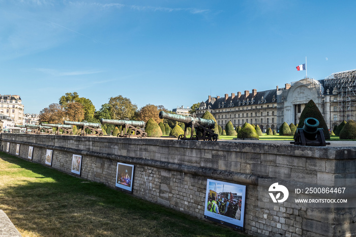 many cannon outside the Invalides