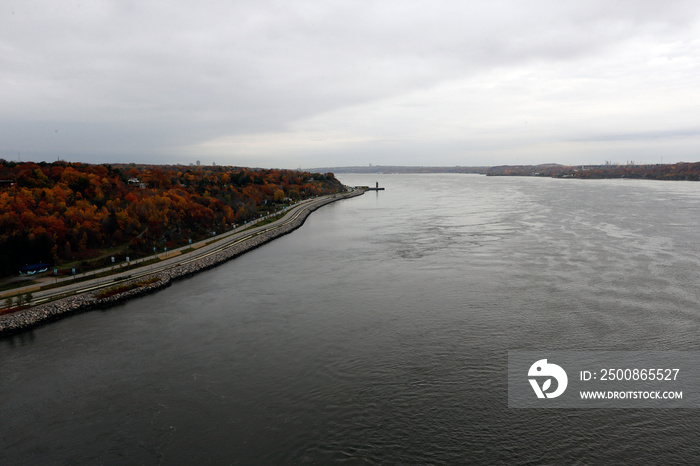 Le fleuve St-Laurent avec le boulevard Champlain et la promenade Samuel-De Champlain à Québec