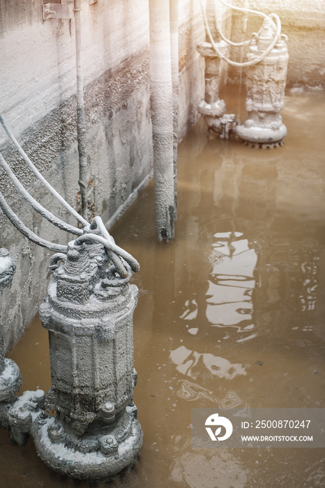 Waste water treatment pit with submersible pump