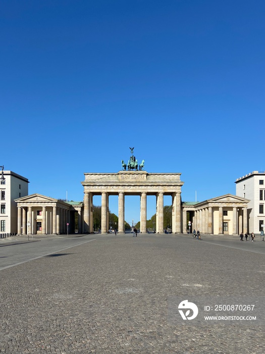 Brandenburger Tor, Berlin, sonnig, blauer Himmel