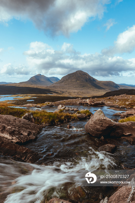 Wasserfall in den schottischen Highlands, Panoramablick