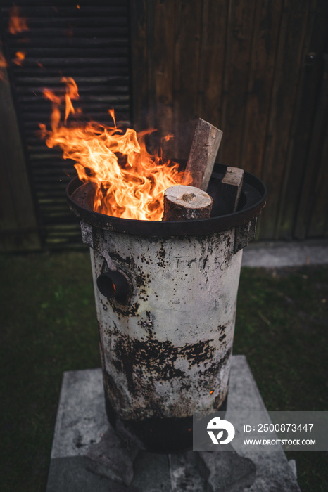 Großes Lagerfeuer in einer Tonne mit Funken