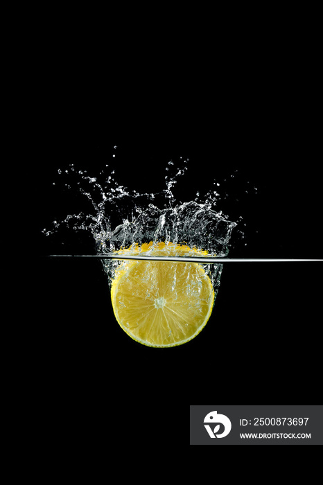 lemon in water splash