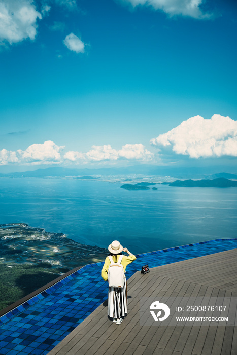 びわ湖テラスと旅行者