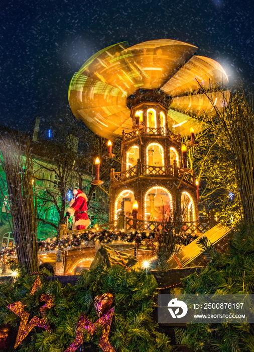 Weihnachtsmarkt in München, Leuchtendes Karusell mit Nikolaus bei Nacht