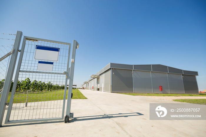 Automatic gate protecting property