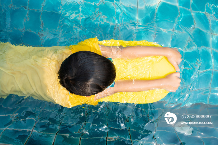 A boy try to swimming.