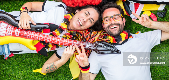 Glückliche deutsche fussball fans feiern meisterschaft sieg