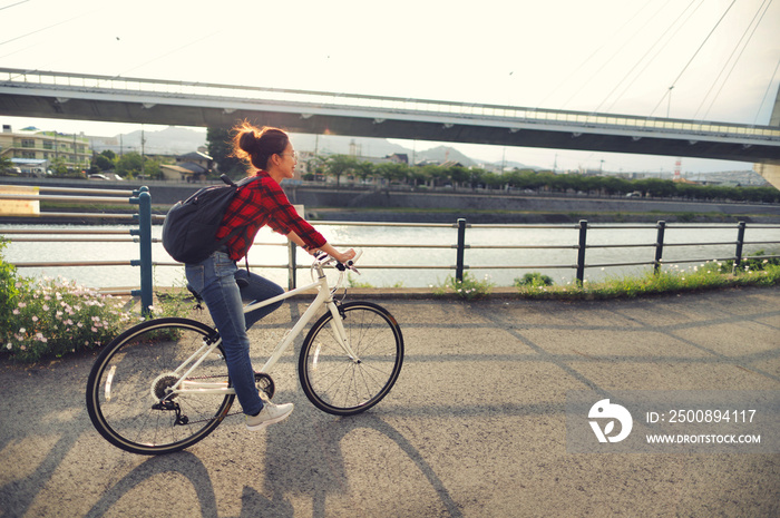 自転車に乗る女性