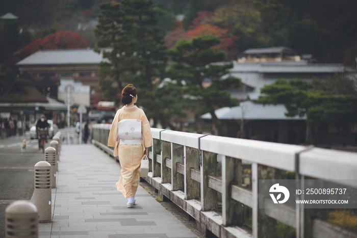 京都嵐山　渡月橋　女性着物　古き良き日本