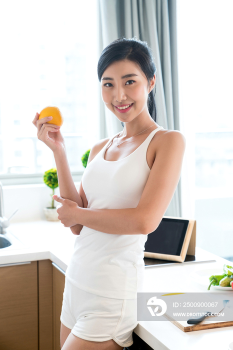 年轻女子在厨房准备食物