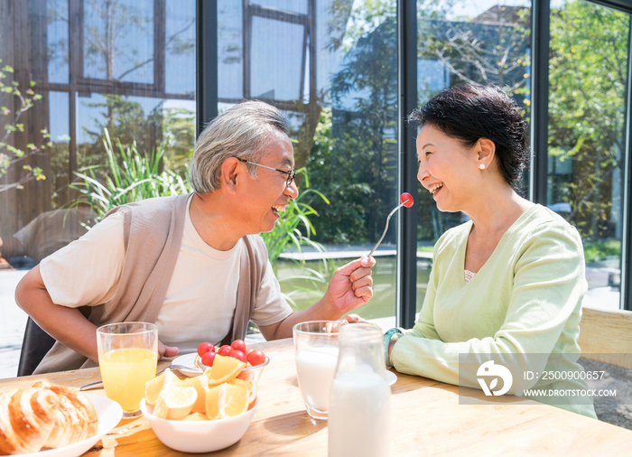 一对老夫妻在吃早餐