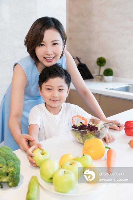 快乐的母子在厨房做饭