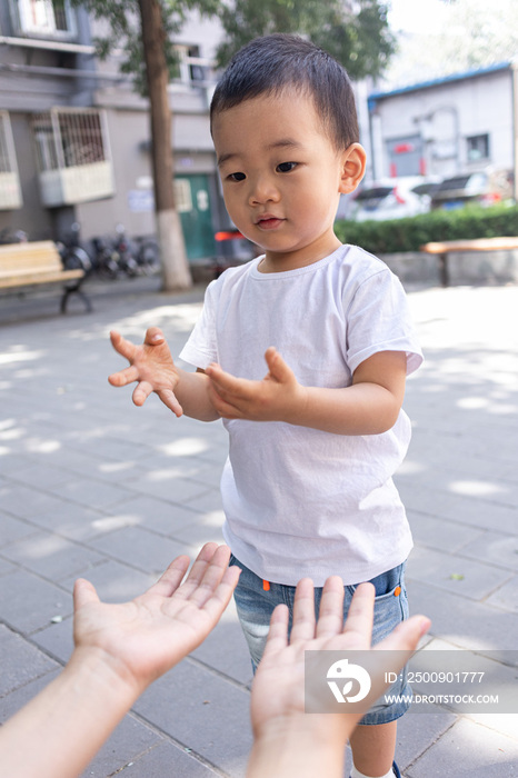 一个小男孩学走路