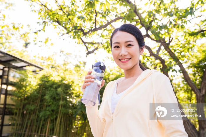 一个年轻女人拿着水杯