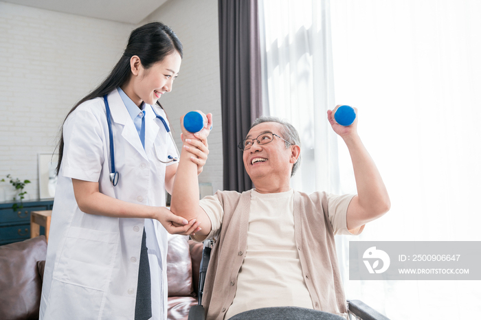 年轻的女医生在给老人做康复