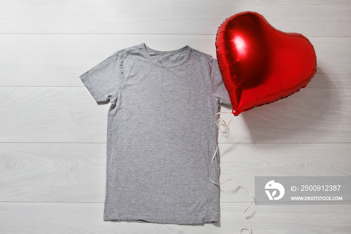 Grey tshirt mockup. Valentines Day concept shirt, balloons heart shape on wooden background. Copy sp