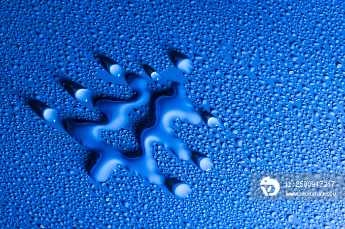 a christmas tree shape between blue water drops