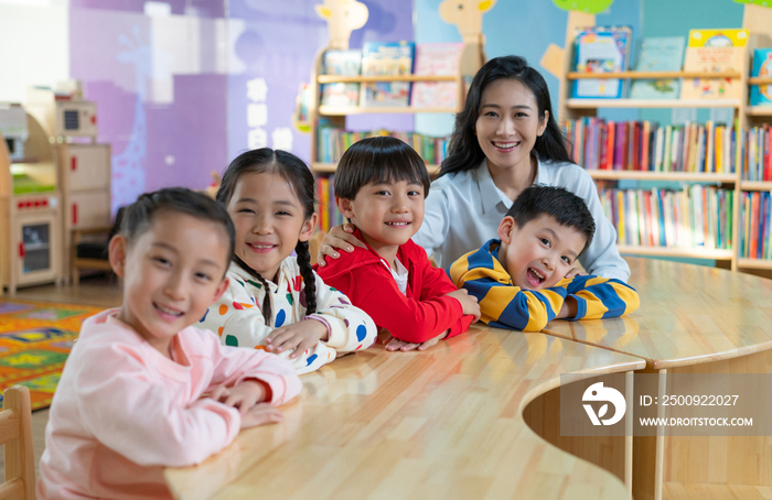 年轻女老师和学生在一起