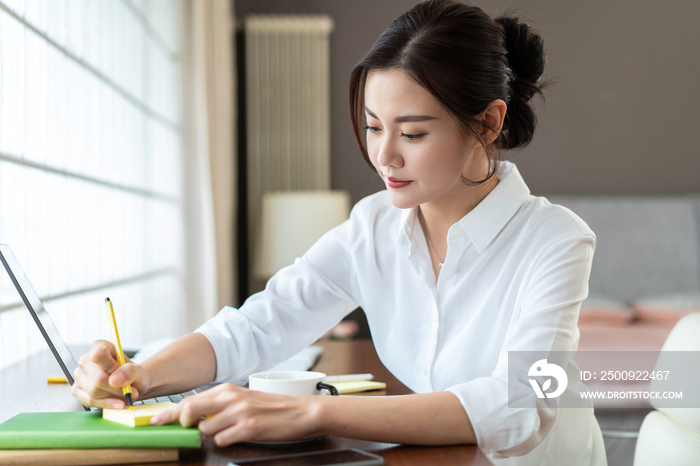 商务女子在酒店使用电脑