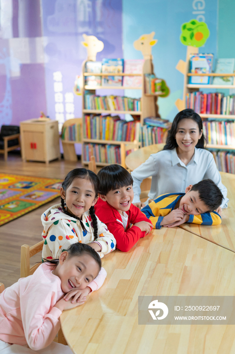 年轻女老师和学生在一起