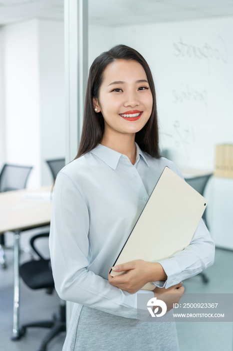 年轻商务女士拿着文件夹