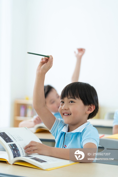 小学生在课堂举手