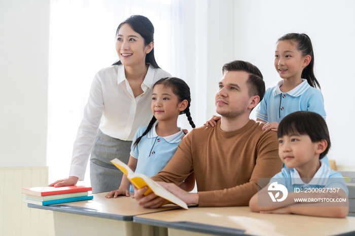 年轻老师在和学生在教室