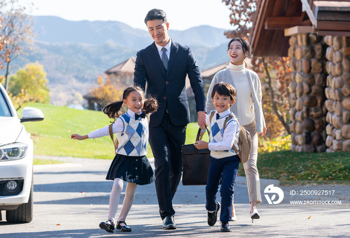 年轻夫妻送孩子去上学