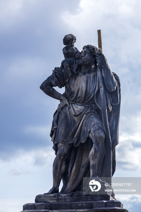 捷克布拉格查理大桥上圣徒雕像