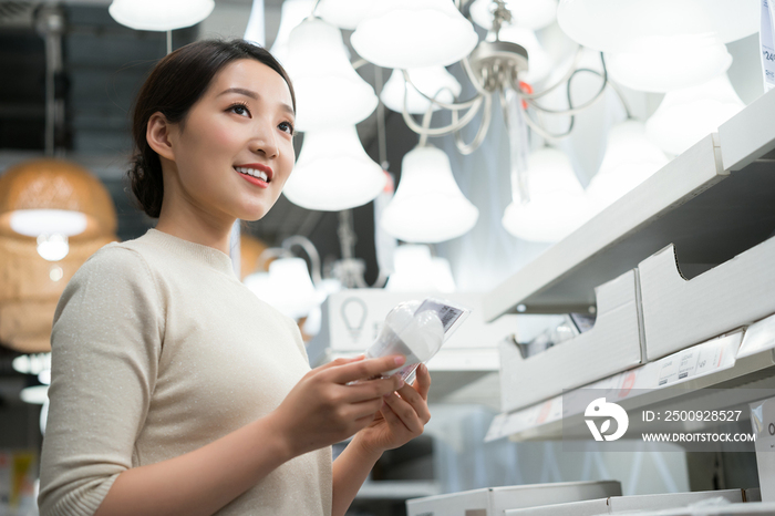 年轻女子选购家居用品