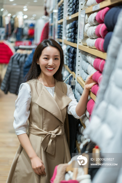 年轻女子选购服饰