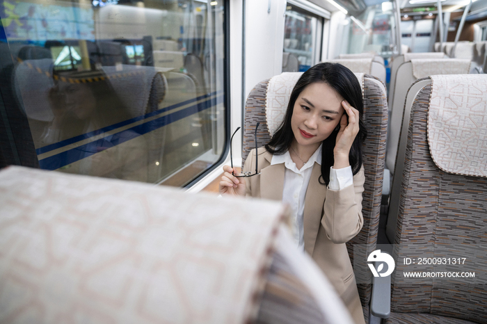 商务女士乘坐地铁按摩