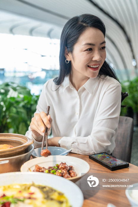 商务女士用餐