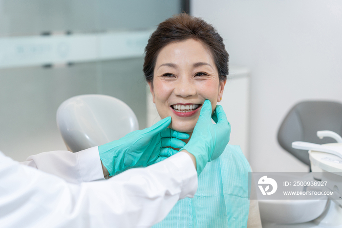 患者在牙科诊检查牙齿