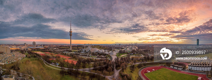 Der Olympiapark in München von oben als Luftbild bzw. Aerial zum Sonnenuntergang im Abendrot #AllesSuper