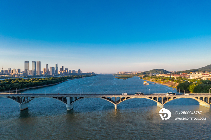 航拍长沙橘子洲大桥湘江沿岸城市风光