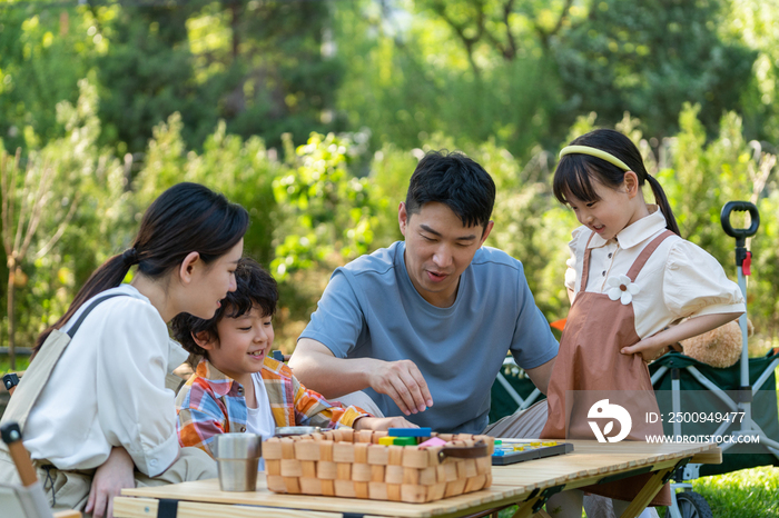 一家四口在露营地玩游戏开心欢呼庆祝