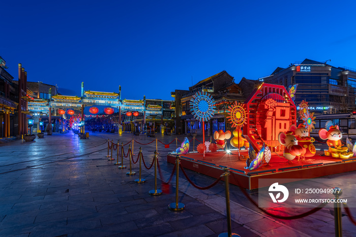 挂红灯笼的北京前门大街牌坊节日装饰夜景