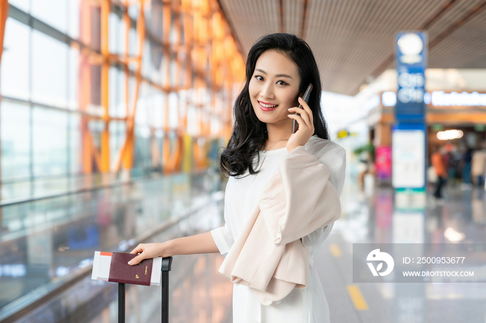 年轻女子在机场打电话