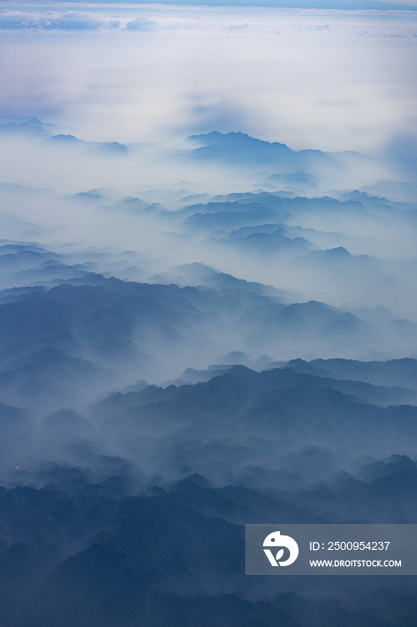 航拍山峦