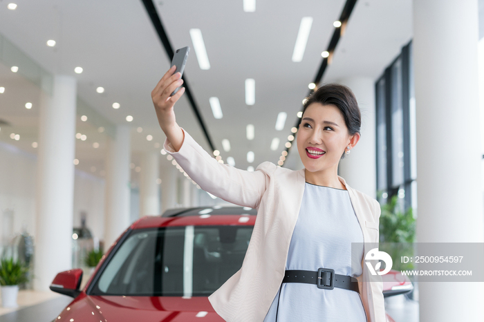 年轻商务女子选购汽车