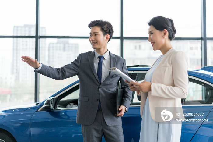 年轻女子选购汽车