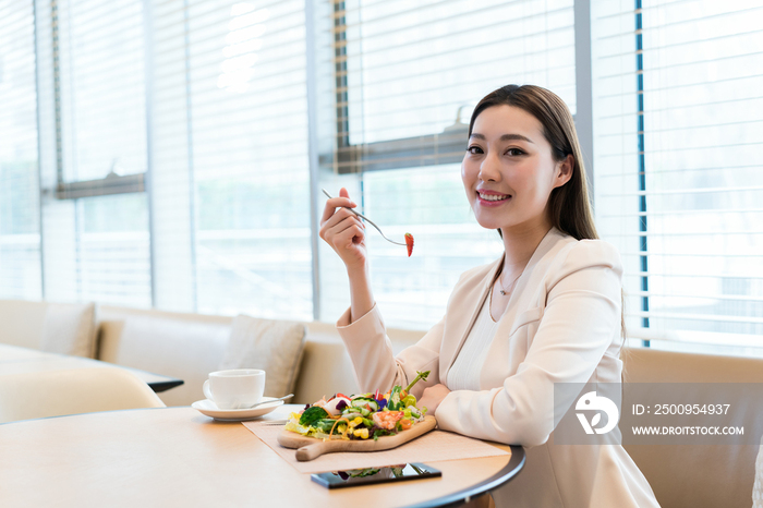 年轻女子下午茶时光