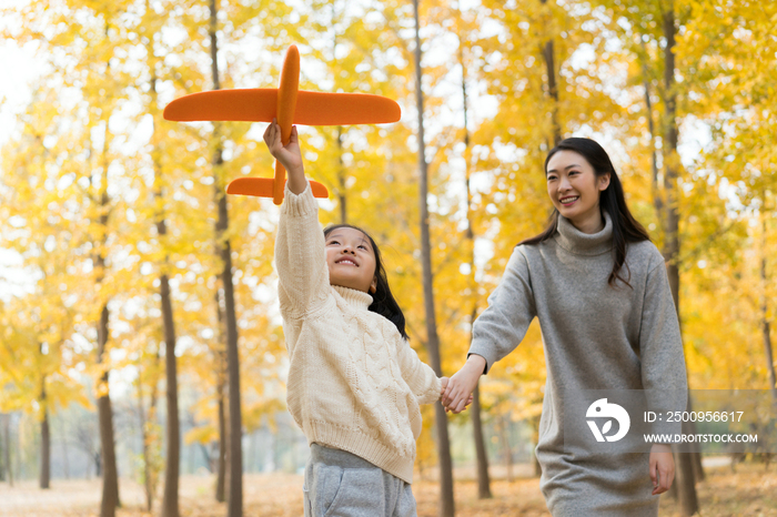 母女二人秋游漫步银杏林