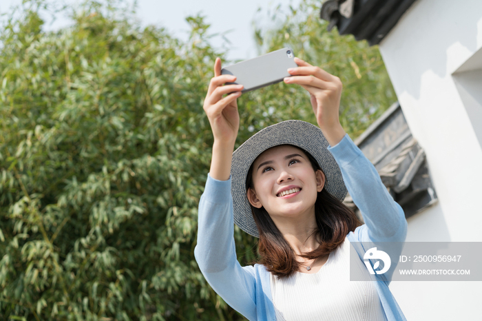 年轻女子旅游