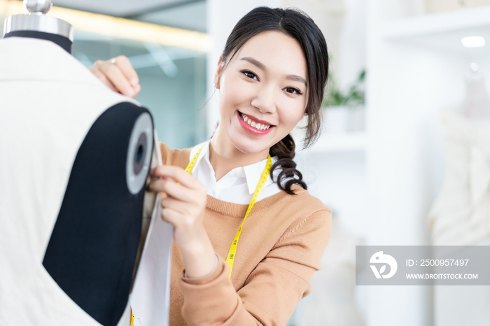 年轻女服装设计师