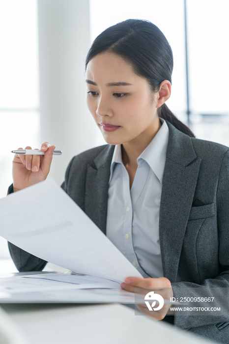 青年商务女子