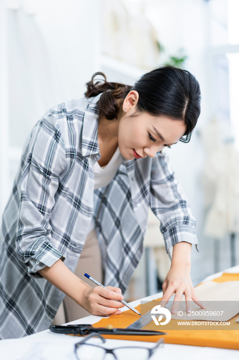 年轻女服装设计师